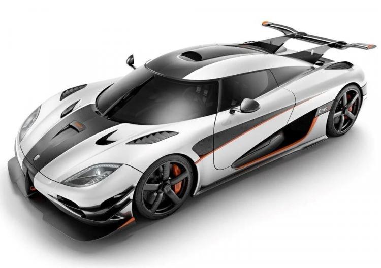 <p><strong>Koenigsegg One:1</strong></p>
<p> </p>
<p>Koenigsegg One:1'ın maksimum hızı 439 km/sa. </p>