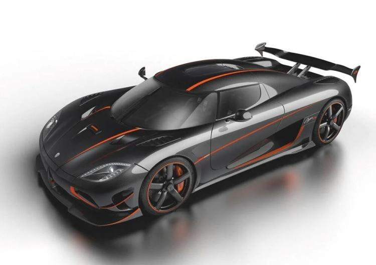 <p><strong>Koenigsegg Agera RS</strong></p>
<p> </p>
<p>Koenigsegg Agera RS 2017'de dünyanın en hızlı otomobili unvanını eline geçirmişti. Araç yapılan testlerde 447 km/sa hıza ulaşmayı başardı. Rekor daha sonra Bugatti tarafından geri alındı.</p>