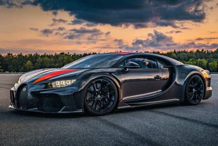 <p><strong>Bugatti Chiron Super Sport 300+</strong></p>
<p> </p>
<p>Bugatti Chiron Super Sport 300+, elde ettiği 490,5 km/sa hızla dünyanın en hızlı otomobili konumunda.</p>