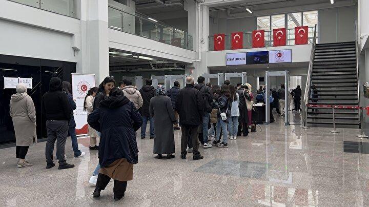 <p>Yurt dışındaki Türk vatandaşları sandığa koşmaya devam ederken Türklerin yoğun yaşadığı ülkelerde ek sandıklar kurulmaya başlandı.</p>

