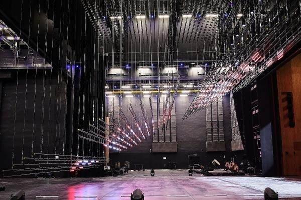 <p>İstanbul'un simge yapılarından Atatürk Kültür Merkezi'nin (AKM) dev küresi Türk Telekom Opera Salonu'nun dünya standartlarındaki sahne teknolojisi basın toplantısıyla tanıtıldı. Tasarımcısı Waagner-Biro Austria Stage Systems'in Teknik İşlerden Sorumlu Başkan Yardımcısı Patrick Sonnleithner, sahnenin türünün tek örneği olduğunu ifade ederek, "Sonsuz sayıda prodüksiyon seçeneği sunan bir sahneyi hayata geçirdiğimiz için çok mutluyuz" dedi.</p>
