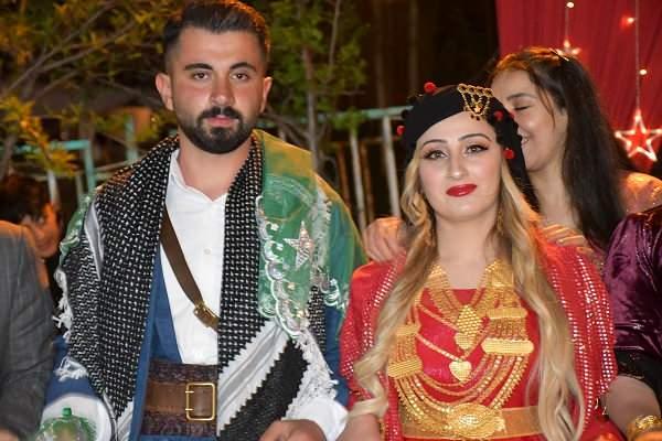 <p><strong>Şırnak&rsquo;ta 5 bin kişilik aşiret d&uuml;ğ&uuml;n&uuml; herkesi şaşkına &ccedil;evirdi. Jirki Aşireti&rsquo;nin d&uuml;ğ&uuml;n&uuml;nde paralar havada u&ccedil;tu. 45 koyunun kesildiği aşiret d&uuml;ğ&uuml;n&uuml;nde takılan takı ve para dudak u&ccedil;uklattı.</strong></p>

<p>&nbsp;</p>
