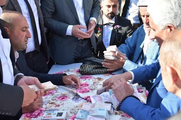 <p><strong>Şırnak'ın Beyt&uuml;şşebap il&ccedil;esine bağlı Boğaz&ouml;ğren k&ouml;y&uuml; kanaat &ouml;nderlerinden Cindi Aydemir&rsquo;in torunu Şehmus Aydemir&rsquo;in oğlu İbrahim ile G&uuml;lcan &ccedil;iftinin 2 g&uuml;n s&uuml;ren g&ouml;rkemli d&uuml;ğ&uuml;n&uuml;ne binlerce kişi katıldı.</strong></p>

<p>&nbsp;</p>
