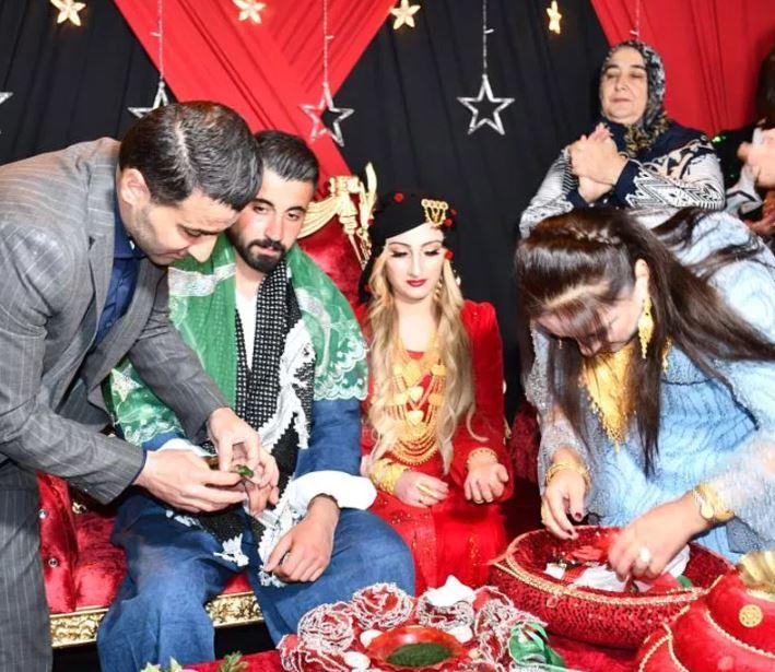 <p><span style="color:#B22222"><strong>AŞİRET D&Uuml;Ğ&Uuml;N&Uuml;NDE KİLOLARCA ALTIN TAKILDI!</strong></span></p>

<p><strong>45 koyunun kesildiği d&uuml;ğ&uuml;nde gelin ve damada 2 milyon liraya yakın takı takıldı.</strong></p>

<p>&nbsp;</p>
