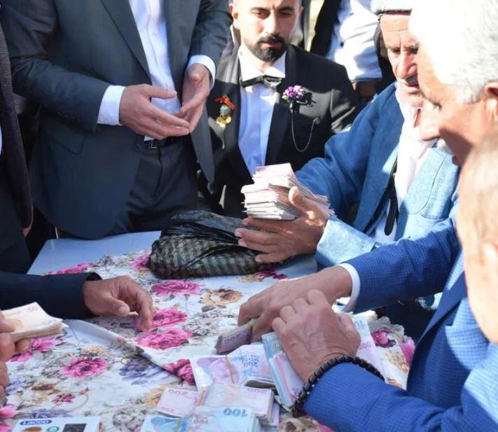 <p><span style="color:#B22222"><strong>PARA VE ALTINLAR HAVADA U&Ccedil;UŞTU!</strong></span></p>

<p><strong>Kato Dağı eteklerinde huzur ve g&uuml;ven ortamının sağlanmasıyla beraber Jirki Aşireti&rsquo;ne mensup ailenin ay yıldızlı T&uuml;rk bayrağı altında 2 g&uuml;n 2 gece s&uuml;ren d&uuml;ğ&uuml;n&uuml;nde paralar havada u&ccedil;uştu.&nbsp;</strong></p>

<p>&nbsp;</p>
