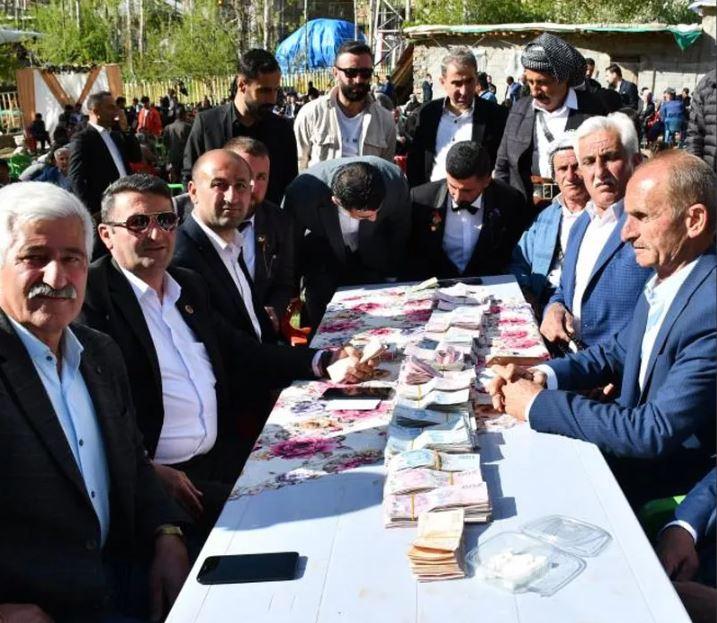 <p><strong>Yurtdışı ve yurt i&ccedil;inden bir &ccedil;ok aşiretin katıldığı d&uuml;ğ&uuml;nde gelin ile damada takı takıldı. 5 bin kişinin katıldığı d&uuml;ğ&uuml;nde uzun halay kuyrukları oluştu. Davullu zurnalı gelin alma merasimi yapıldı, meşalelerle d&uuml;ğ&uuml;n adeta bir festival havasında ge&ccedil;ti.</strong></p>
