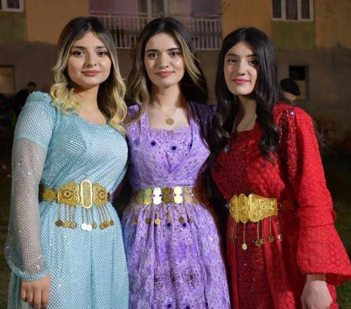 <p><strong>Gelin G&uuml;lcan Varol da kendisine yarım kilo altın takıldığını aktardı. Eşiyle yılarca bir birlerinin sevdikten sonra kavuştuklarını belirten gelin Varol, "&Ccedil;ok g&uuml;zel bir d&uuml;ğ&uuml;n&uuml;m&uuml;z oldu. Katılımlarından dolayı herkese &ccedil;ok teşekk&uuml;r ederim" ifadelerini kullandı.</strong></p>
