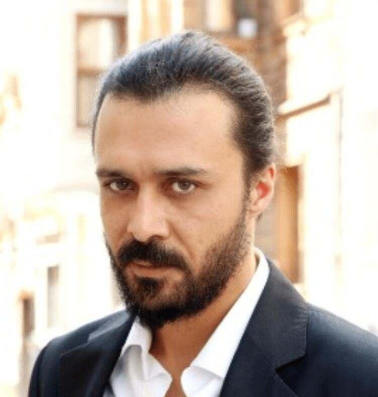 <p><span style="color:#B22222"><strong>'BENİ VURMAYA GELDİLER'</strong></span></p>
<p><span style="color:#800000"><strong><strong>Ünlü oyuncu "Kötü bir karakteri canlandırdığım için, sete silahla beni vurmaya geldiler. Kız çocuklarını taciz eden bir karakterini canlandırıyordum. Kız çocuğu sahibi olan babaların kan beynine sıçrıyordu. Çekimin yakında olduğunu öğrenince geliyorlardı"</strong></strong></span></p>