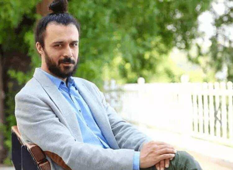 <p><span style="color:#000080"><strong><em>"Sete geldiklerinde set ekibi gelenleri, yumaşatıyordu. Set ekibi Kemal karakterime tepki gösteren vatandaşları, "Demek rolünü iyi oynuyor ki gerçek sanıyorsunuz" diyerek, yumuşatıyorlardı" </em>şeklinde şoke eden açıklamalar yaptı.</strong></span></p>