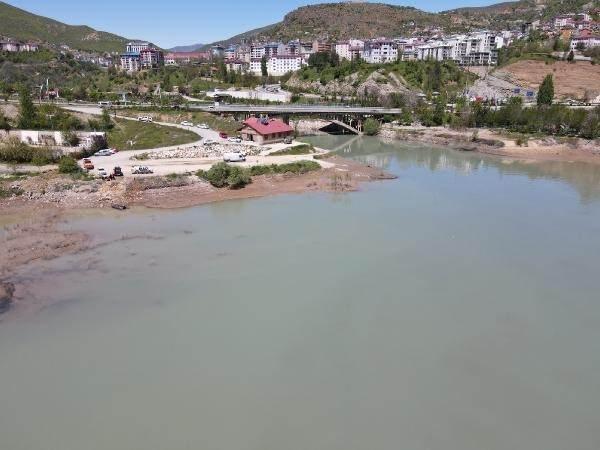 <p>Tunceli'de Munzur Çayı'na uçan otomobildeki kayıp 3 genç için arama çalışmaları kapsamında kapakları açılan Uzunçayır Baraj Gölü'nde 10 milyon metreküp su boşaltıldı. </p>
