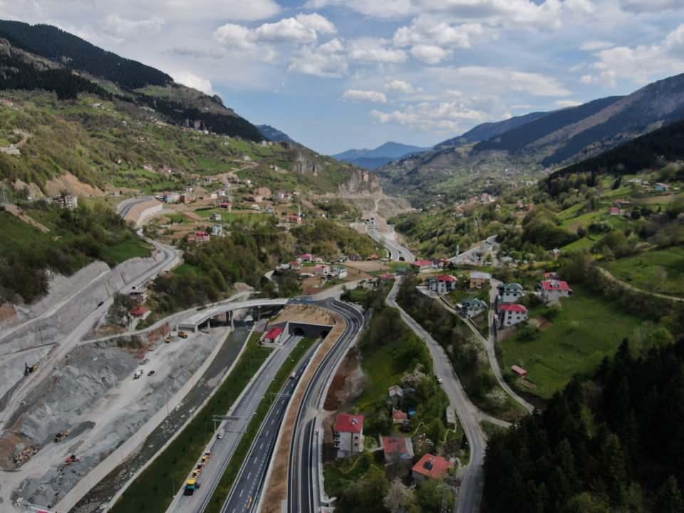 <p>14,5 kilometre uzunluğu ile Zigana Tüneli, toplam uzunluğu 14.3 kilometre olan Ovit Tüneli'nin yerine Türkiye'nin ve Avrupa'nın en uzun karayolu tüneli olma unvanını alacak.</p>