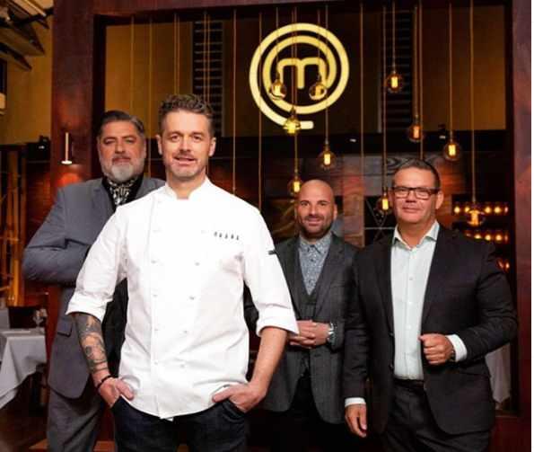 <p><strong>Zonfrillo, 2019'da popüler yemek yarışmasına katıldı ve Pazartesi günü konuk jüri üyesi İngiliz şef Jamie Oliver ile birlikte yeni dizinin galasında başrol oynayacaktı.</strong></p>
<p> </p>