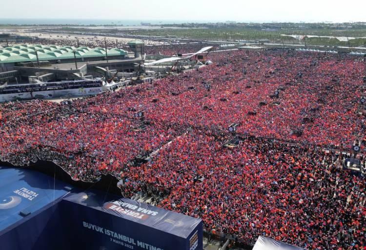 <p>Cumhurbaşkanı Recep Tayyip Erdoğan, Ak Parti'nin İstanbul'da düzenlediği "Yüzyılın" mitingine 1 milyon 700 bin kişinin katılım sağladığını açıkladı.</p>