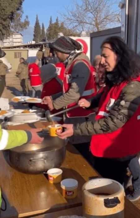 <p><strong>Çok kötü bir gündü. Depremden sonra İstanbul'a geldim. Yardım TIR'larıyla deprem bölgesine gittim. 3. gününde Kırıkhan'a ulaştık. Deprem bölgesine yönelik halkımız çok büyük bir dayanışma gösterdi. Böyle bir dönemde, bazı isimler, sosyal medyada deprem bölgesine gitmeden, evlerinde oturdukları yerden videolar çekip paylaştı.</strong></p>
