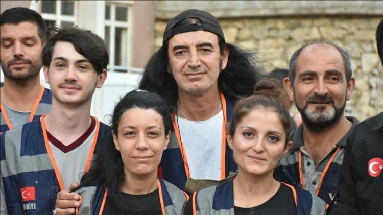 <p><strong>'Nerede devlet, nerede AFAD, Kızılay' diye algı yapmaya çalıştılar. Ama ben deprem bölgesine gittiğimde hem AFAD yetkililerinin hem de Kızılay'ın ve madenci kardeşlerimizin büyük fedakarlıkla nasıl çalıştıklarına şahit oldum. Gecelerini, gündüzlerine katıp aç susuz çalıştılar, varlarını yoklarını seferber ettiler.</strong></p>