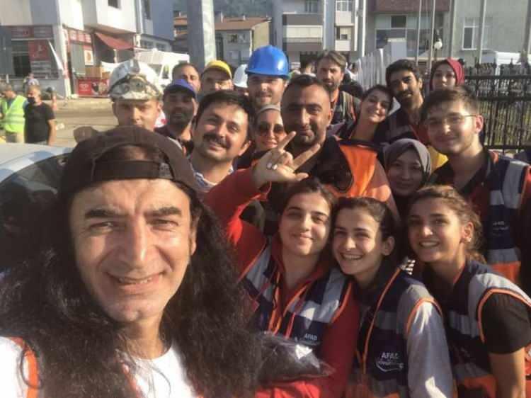 <p><span style="color:#800080"><strong>Deprem bölgesinde gönüllü arama kurtarma görevlisi olarak bulundunuz. Orada yaşadıklarınızı bizimle paylaşır mısınız?</strong></span></p>
<p><strong>Kayseri konserim sonrasında Adana'ya geçmiştim. 6 Şubat'ta Adana'da kaldığım gün depreme yakalandım. 99 İstanbul depremini de yaşamış biri olarak şunu söyleyeyim; 99 depremi Adana'da yaşadıklarımın yanında küçük kalır. Öleceğimi düşündüm, "Buraya kadarmış" dedim kendi kendime. Kaldığım otelden kendimi zor dışarı attım.</strong></p>