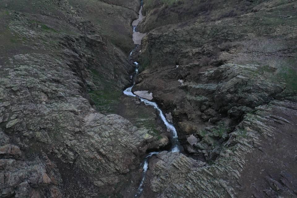 <p>İl&ccedil;enin g&uuml;neyinde 3 bin rakımın &uuml;zerinde yer alan Aladağ Dağları'nın zirvesi halen karla kaplı bulunuyor.</p>

<p>&nbsp;</p>
