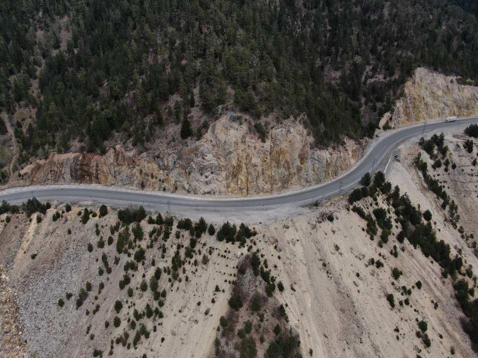 <p>Gümüşhane'nin Torul ilçesi Köstere köyü mevkisi ile Trabzon'un Maçka ilçesi Başarköy köyü arasında her biri 14,5 kilometre uzunluğunda inşa edilen çift tünelle karbon salımı da 18 bin ton daha az gerçekleşecek. Projenin hizmete açılmasıyla Zigana’nın zirvesinde 2 bin 10 metre olan ve 1. tünelde bin 825 metreye indirilen kot, 600 metre daha aşağı çekilerek bin 212 metreye inecek. Elektromekanik imalatlarının yanında, asfalt, havalandırma ve ışıklandırma çalışmaları tamamlanan tünelin giriş ve çıkışlarına ise çevre düzenlemesi işlemleri yapıldı.</p>
