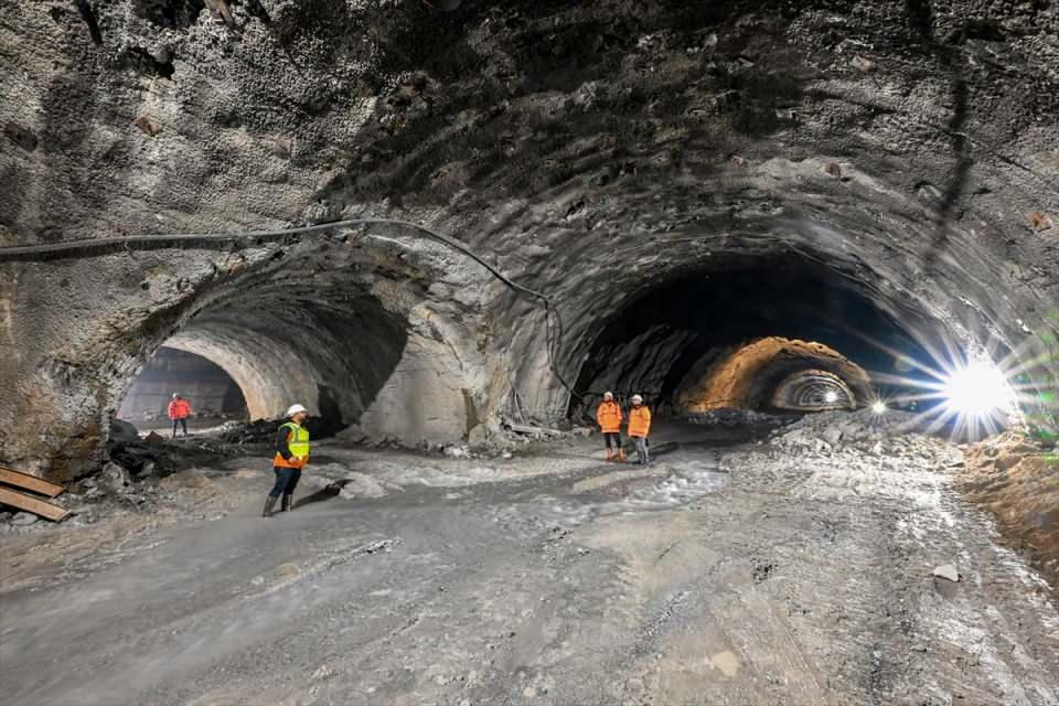 <p>Ümit ederim ki bu tünel bir an evvel açılır ve herkes rahat bir nefes alır. Bu yol hem uluslararası hem de Hakkari'yi ve bir çok ilçeyi Van'a bağlıyor. </p>
