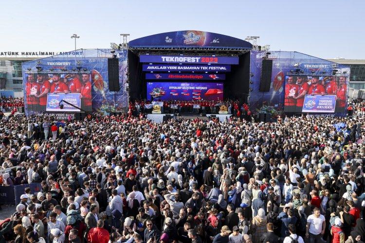 <p>"TEKNOFEST, öz yurdunda garip, öz vatanında parya olmaya karşı başkaldırıdır. TEKNOFEST, 'el ele, gönül gönüle milletimiz ve insanlık için çalışacağız' diyen yiğitlerin kardeşlik meydanıdır. Bir kez daha hatırlatmak isterim; bu meydan, Türkiye'nin istikbalini yabancı şirketlerde değil, Milli Teknoloji Hamlesi'nin öncüsü Türk gençlerinde görenlerin meydanıdır. TEKNOFEST, bu milletin vicdanı, aydınlık geleceğimizin mimarı, tam bağımsız ve müreffeh yarınlarımızın teminatıdır.</p>

<p>Birlikteliğimiz her geçen gün daha da artıyor. Omuz omuza verip her zorluğu inşallah birlikte aşacağız. Kardeşliğimiz en güçlü hazinemiz. Bu kardeşliğe zarar vermek isteyenlere de asla izin vermeyeceğiz. Artık ayağa kalkmış, insanlığa ve mazluma çare olan bir Türkiye var. İnşallah hep birlikte kadim medeniyetimizin adalet, merhamet ve iyilik değerleriyle kuşanmış bir dünya inşa edeceğiz. Şairin de gönlümüze dokunduğu dizelerinde söylediği gibi 'Yol onun, varlık onun, gerisi hep angarya. Yüzüstü çok süründün, ayağa kalk Sakarya.'"</p>
