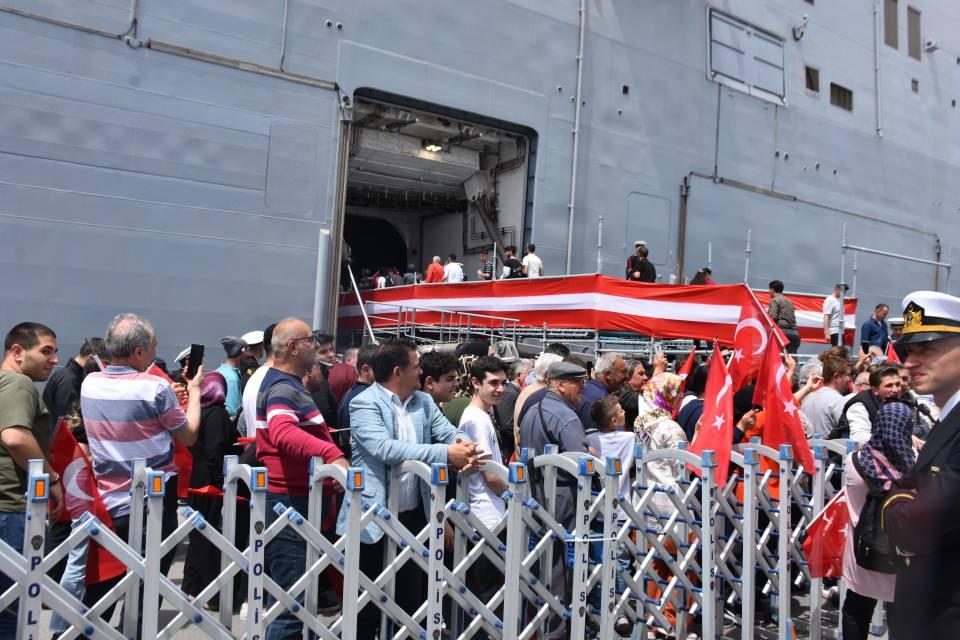 <p>Ailesiyle birlikte gemiyi ziyaret eden Gülcan Kalındamar, "Çok güzeldi. Teşekkür ederiz. Milli helikopterlerimizi mutlulukla sevinç içinde gördük" diye konuştu.</p>
<p> </p>