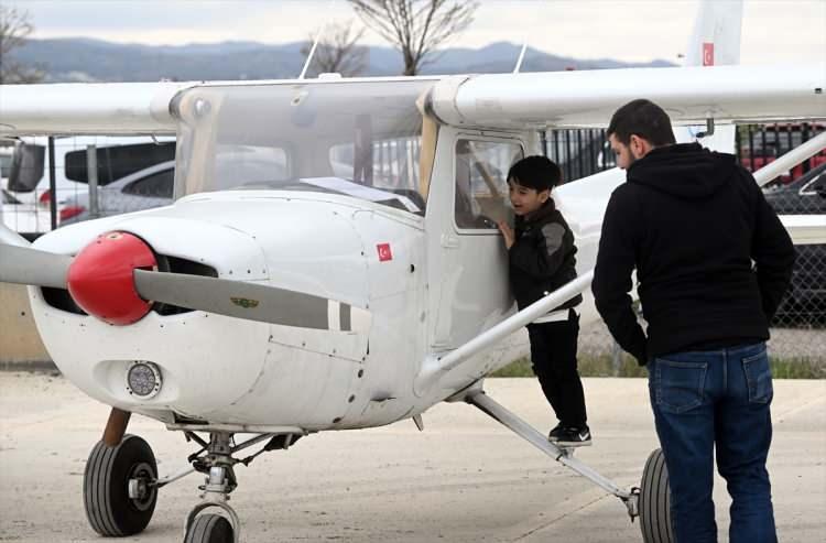 <p>Daha sonra tek motorlu uçaklara binerek kenti havadan izlemek isteyen 50 çocuk, piste gelerek uçakların başına geçti.</p>

<p> </p>
