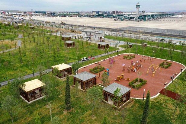 <p>Dünyanın beşinci, Türkiye'nin ise en büyük şehir parkı olma özelliğini taşıyan Atatürk Havalimanı Millet Bahçesi'nin ilk etabı, Başkan Recep Tayyip Erdoğan'ın katılımıyla düzenlenecek "Büyük İstanbul Mitingi" ile açılacak.</p>
