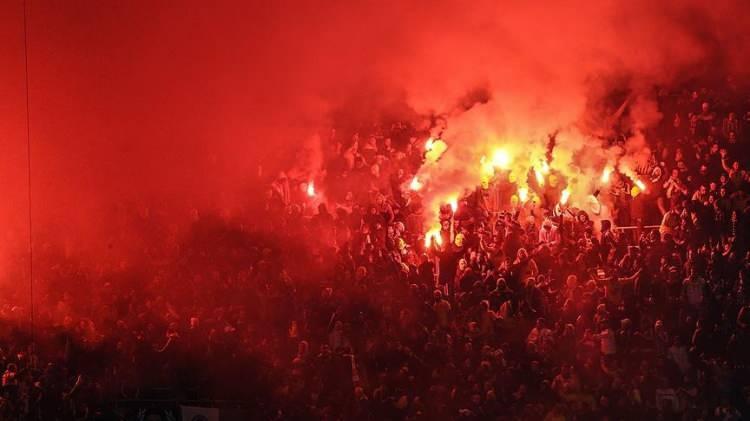 <p><span style="color:#000000"><strong>Dünyanın dört bir yanında 7'den 70'e herkesin severek takip ettiği futbol, özellikle Türk kültüründe yoğun ilgi görüyor. Fanatik taraftarlar kimi zaman maçları takip edebilmek adına programlarını kusursuz bir şekilde planlıyor ve hatta ekran başına kilitleniyor diyebiliriz. Peki derbi heyecanı ya da taraftarlık dediğimiz şey Osmanlı döneminde yok muydu? Elbette vardı ancak biraz daha farklı haliyle...</strong></span></p>