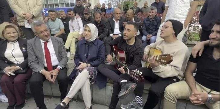 <p><span style="color:#000000"><strong>Sokak müzisyenleriyle de denk gelen Zengin ve Altay, gençlerin sesine kulak vermeyi ihmal etmedi. </strong></span></p>