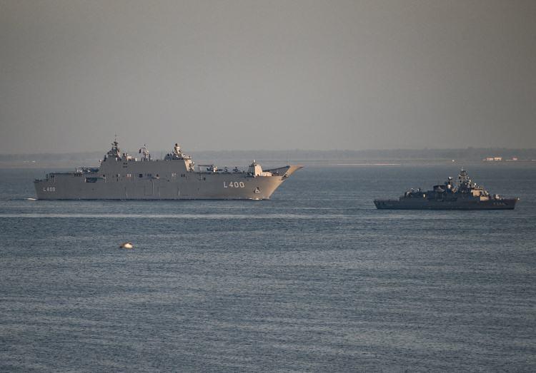 <p>Sabah saatlerinde İzmir Körfezi'ne bir askeri gemi eşliğinde giriş yapan TCG Anadolu, ardından römorkörler eşliğinde Alsancak Limanı'na demirledi. Sahil Güvenlik Komutanlığına ait botların geminin etrafında görev yaptığı görüldü.</p>

<p> </p>
