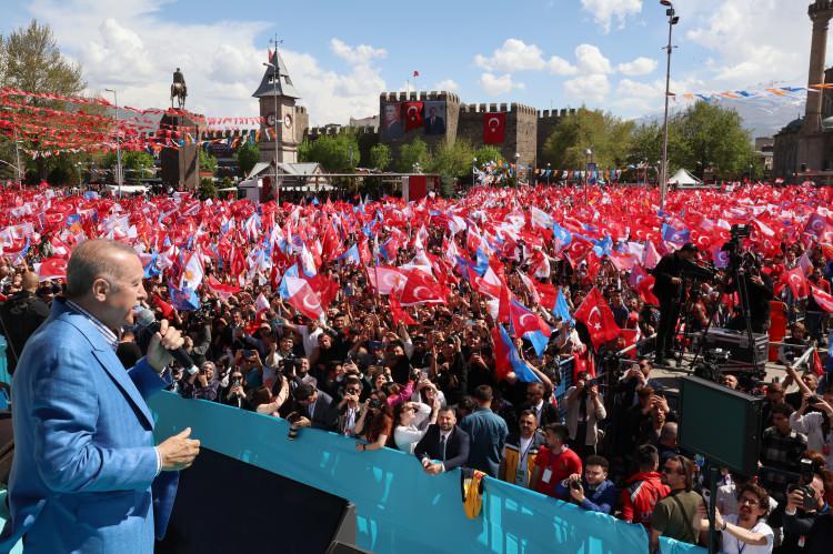 <p>Türkiye'nin siyasetine ben yön veririm ben.' Tabii bebecan kızardı, bozardı, böyle şeylere alışık değiller. 2013'te IMF'yi bir daha Türkiye'ye uğramamak üzere gönderdik.</p>
