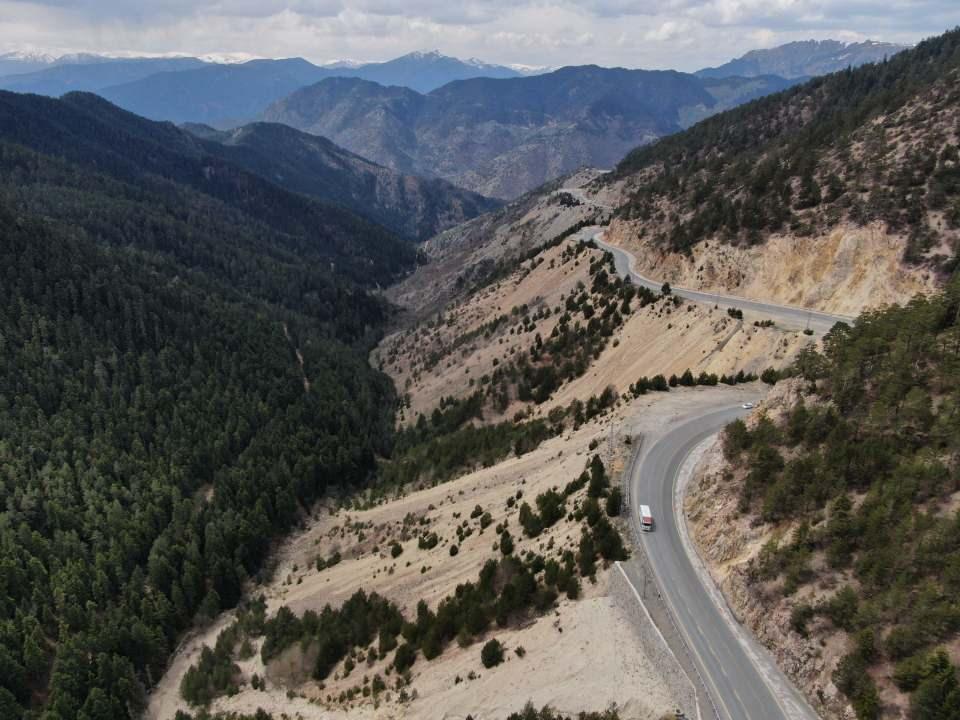 <p><strong>36 yıl önce yaptırılan ilk Zigana Tüneli sessizliğe bürünecek</strong><br />
<br />
Türkiye’nin en uzun karayolu tüneli olacak olan Zigana Tüneli'nin hizmete girmesiyle Gümüşhane, Trabzon Limanı’na daha da yaklaşacak ve yolun geometrik standardı daha da yükselmiş olacak. 100 kilometre olan güzergah 10 kilometre kısaltarak 90 kilometreye düşürülmüş olacak.</p>
