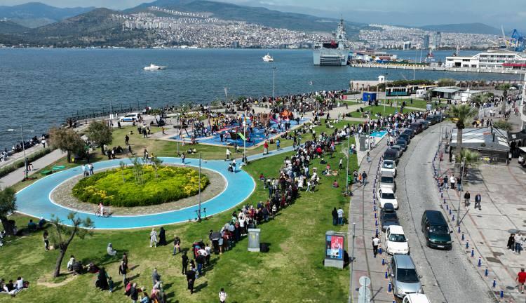<p>Aynur Yeşilyurt ise gemiyi gezmek için yaklaşık 2,5 saat sıra beklediğini ancak gördüklerinin buna değdiğini belirterek, herkesin gemiyi gezmesini tavsiye ettiğini söyledi.</p>
