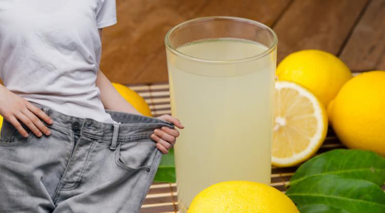 <p><strong>İçerdiği C vitamini sayesinde her derde deva olan limon suyunun mucizevi faydaları herkesi şaşırtıyor. Her gün düzenli tüketildiği takdirde hücreleri yenileyerek aynı zamanda kilo vermeye de yardımcı oluyor. İnanılmaz etkileriyle sayesinde öne çıkan limon suyu içmenin en çok dikkat çeken 20 faydasını sizler için derledik. İşte sırayla sabah aç karna limonlu su içmenin faydaları...</strong></p>
