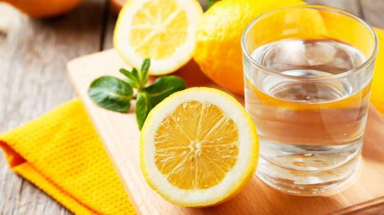 <p><strong>Sabahleyin aç karna içebileceğiniz limonlu su detoks karışımı hem kilo verme hem de sağlık açısından oldukça faydalıdır. Aynı zamanda limonlu su karışımı metabolizma hızını ikiye katlarken sindirime de yardımcı olur. Peki uzmanların üzerine basa basa önerdiği limonlu suyun diğer faydaları neler? İşte sırasıyla limonlu su içmenin faydaları...</strong></p>
