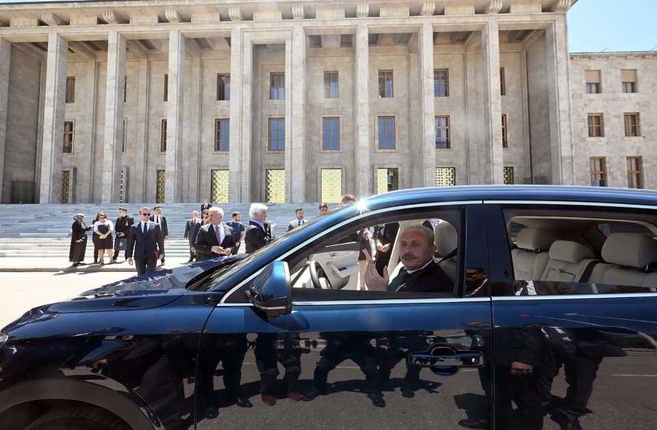 <p>Şentop, Rusya ile Ukrayna arasında baş gösteren savaşın başta bölge ülkeleri olmak üzere tüm dünyayı etkilediğini hatırlatarak, "Türkiye bu süreçte bir barış gücü olarak çalışmış, başta tahıl koridoru ve esir takası olmak üzere farklı alanlardaki çalışmaları somut neticeler vermiştir. Türkiye'nin savaşın sonlanması noktasında ortaya koyduğu gayretler, sizlerin de takip ettiğiniz üzere devam etmektedir." diye konuştu.</p>
<p> </p>
