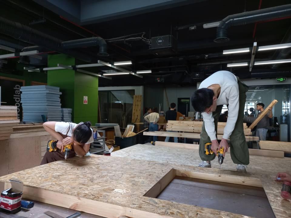 <p>İnsanların bu yapı içerisinde gerektiği kadar yaşayabilecekleri bir tasarım oluşturduk. Yapının tasarımları bana ait. Tasarımın bir prototipini de Japonya'da kendi üniversitemdeki öğrencilerle yaptım. Japonya'da kullanılan malzemelerin aynısını Türkiye'de bulamayacağımız için de onu yaparken ODTÜ'lülerle iletişim halinde olduk ve onların yerel malzemeler kullanarak bunu nasıl üretebileceğini, ne tür malzemelerden bu tasarımı çıkarabileceğini birlikte çözdük."</p>
<p>ODTÜ'de inşa edilen kağıt masura evi çok beğendiğini belirten Ban, "Çok güçlü, çok iyi yapılmış ve çok güzel bir yapı olmuş." dedi.</p>
<p>Yapının çevre dostu olmasının avantajlarını anlatan Ban, öncelikle kolon olarak kullanılan kağıt masura malzemesinin geri dönüştürülmüş kağıtlardan oluşmasının ekonomik anlamda avantaj sağladığını söyledi.</p>
<p>Mimar Ban, "Evin inşa edilmesi, hiç bu yapıları bilmeyenler için bile 10 günde bütün malzemeleri hazırlayıp 3 günde inşa edilmesi gibi bir süreci içeriyor. Malzemeye ve tasarıma hakim olduktan sonra yapının kurulumu bir günde tamamlanabiliyor. Kağıt masura evin, hem fonksiyonel hem ekonomik hem de güzel olması onu diğerlerinden ayrı bir yerde tutuyor. Yapılması, sökülmesi ve afet bölgesine transferi de çok kolay. Bu yapının bir üniversitede inşa ediliyor olması, mimarlık öğrencilerinin başka yerde deneyimleyemeyeceği bir imkan sağlıyor." diye konuştu.</p>
<p>- 20 dolayında kağıt masura evi inşa edilecek</p>
<p>ODTÜ Mimarlık Fakültesi Öğretim Görevlisi Tuğba Özer de prototipin ardından 20 dolayında kağıt masura evin daha üretiminin yapılmasının planlandığını bildirdi.</p>
<p>Ev Hatay'a ulaştıktan sonra ıslak zeminlerin kurulumu üzerine çalışmalar yapacaklarını dile getiren Özer, "Prototimiz Hatay'a gidecek. Sonrasını ihtiyaca göre değerlendireceğiz." dedi.</p>
<p>Japon mimaride çoğunlukla ahşap ve kağıt malzeme kullanıldığını aktaran Özer, "Malzeme seçimi açısından Japon mimariden yararlanıldığını görüyoruz. Ban, diğer geçici yapı tasarımlarda da geri dönüştürülebilir malzemeler kullanıyor. Depremzedeler kalıcı konutlara geçtiğinde, bu yapının malzemeleri dönüştürülerek tekrar kullanılabilecek durumda. Ayrıca yapının lojistiği konteynerlere göre çok daha kolay. Parçalanarak gönderildiği için bir tıra birden fazla yapı malzemesi sığabiliyor." diye konuştu.</p>
<p> </p>
