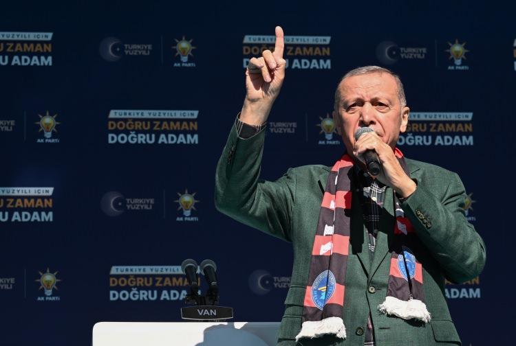 <p>Cumhurbaşkanı ve AK Parti Genel Başkanı Recep Tayyip Erdoğan, partisince Beşyol Meydanı'nda düzenlenen Van mitinginde vatandaşlara hitap etti.</p>
