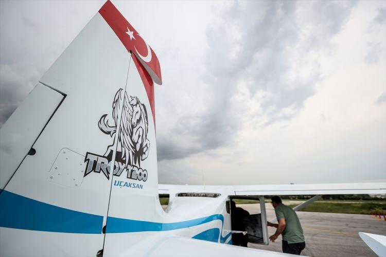 <p>Birçok görevi yerine getirebilecek </p>
<p> </p>
<p>Troy T200'ün üstlenebileceği görevlere ilişkin bilgiler veren Balcı, bunu ilk olarak eğitim uçağı olarak kurguladıklarını söyledi. Hem askeri hem sivil alanda uçuş eğitimi ihtiyacının Troy T200 ile karşılanabileceğini dile getiren Balcı, "Normalde 2 kişilik olarak çıkarıyoruz, aslında 4 kişilik bir uçak. Arka iki koltuğu da koyduktan sonra genel amaçlı olarak herkesin kullanabileceği bir uçak olacak." dedi. Balcı, planladıkları uçuş tarihine ilişkin soruya, "Bize uçurun izni geldiği anda uçuşumuza hazırız." yanıtını verdi.</p>
