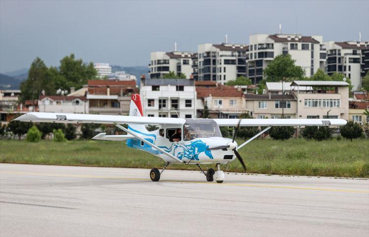 <p>İlk etapta T200'de aslında uçak yapmayı öğrendik. Bu tecrübelerimizle, sadece iki koltuk koyarak, motoru değiştirip daha da güçlendirerek 4 kişilik bir uçağımız şu an hazır. Bunun yanında gövdeyi 80 santim daha uzatıp 6 kişiliğe büyüteceğiz. Uçağımızı ilaçlama ve yangın söndürme amaçlı da kullanılabilir hale getireceğiz."</p>