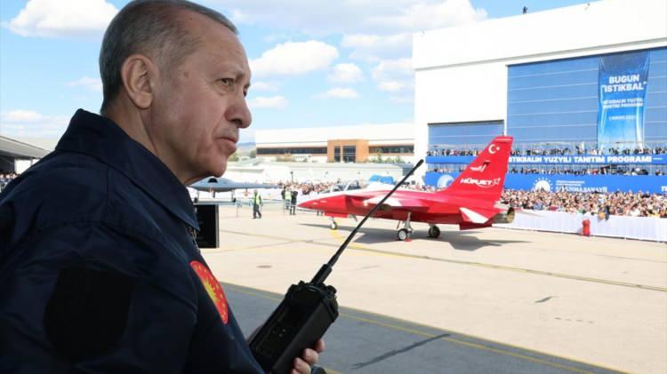 <p>Erdoğan'ın mesajlarına atıfta bulunan Protho Thema, 'Yunanistan'a yeni uyarı mesajı: Suların diğer tarafındakileri rahatsız etmeye devam edeceğiz' ifadelerini kullandı.</p>

<p> </p>
