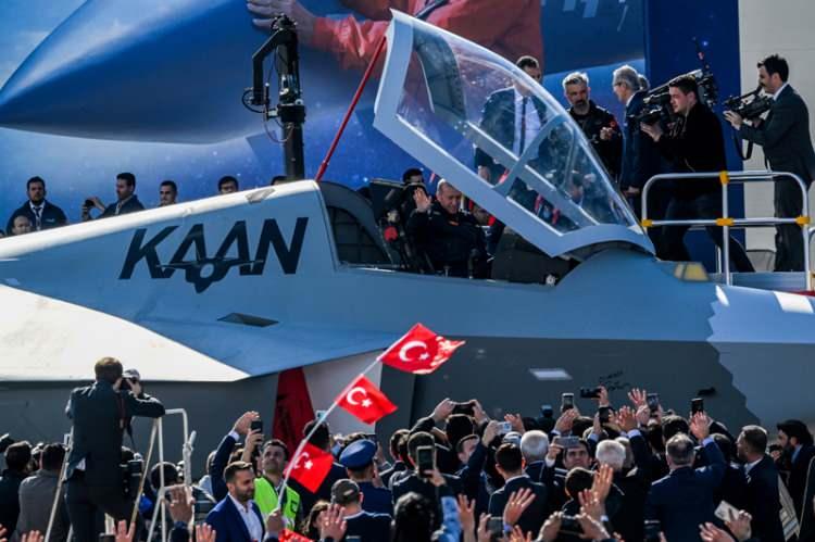 <p>Almanya merkezli Flight Global 'TF-X hayalet savaş uçağını ortaya koyuyor' dedi. Haberde tören için 'yerli havacılık endüstrisi için büyük bir güç gösterisi' yorumu yapıldı.</p>
