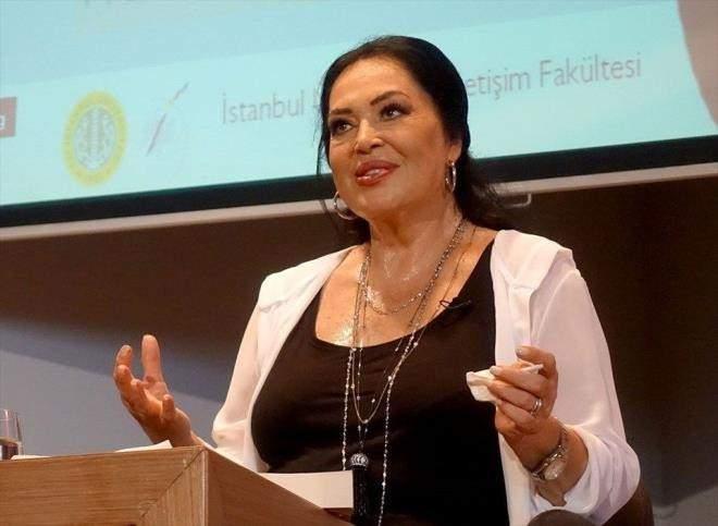 <p><span style="color:#FF0000"><strong>"KAMERA ÖNÜNDE HEP DUYGULARIMLA OYNADIM"</strong></span></p>
<p><span style="color:#000000"><strong>Sinema kariyerinin büyük bir bölümünün aşk filmleri çevirerek geçtiğini ifade eden Türkan Şoray, sözlerini şöyle sürdürdü:</strong></span></p>
<p><span style="color:#000000"><strong>"Profesyonel oyunculuk dersi almadan sinemaya başladım. Kamera önünde hep iç güdülerim ve duygularımla oynadım. Kalbinizde aşkı hissetmeniz lazım ki oynayabilesiniz. Hiçbir filmimde suni gözyaşı dökmedim. O yüzden kameranın çekime başlamasıyla durması arasında geçen sürede bütün duyguları hissederek ve yaşayarak karakteri canlandırdım. </strong></span></p>