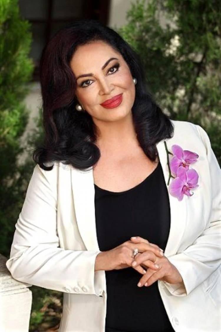 <p><span style="color:#000000"><strong>Kuşadası Belediye Başkanı Ömer Günel ile eşi Duygu Günel, KUSAV Başkanı Levent Köylü, televizyoncu ve müzisyen Ayhan Sicimoğlu’nun da katılımıyla gerçekleşen söyleşide usta sanatçı hayranlarının yoğun ilgi ve sevgisiyle karşılaştı."</strong></span></p>