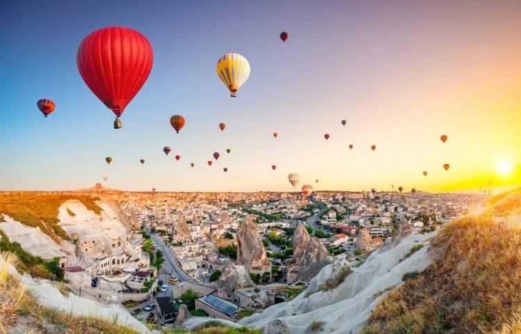 <p><span style="color:#000000"><strong>Doğusundan batısına eşsiz güzelliklere kucak açan Türkiye'de bazı manzaralar adeta bir kartpostalı andırıyor.</strong></span></p>
