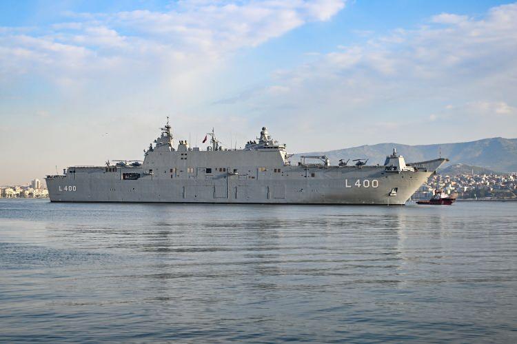 <p>27 bin 500 ton deplasmanı ile Türk donanmasının en büyük savaş gemisi olma özelliğine sahip gemide 11 güverte, 6 stoplu uçuş platformu, hangar, hafif ve ağır güvertelerine 4 mekanize çıkarma gemisi konuşlanabilecek havuz bulunuyor.</p>