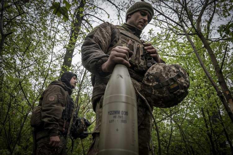 <p>Ukrayna genelinde şiddetli çatışmaların sürdüğü Donetsk bölgesine bağlı Avdiyivka şehri yönünde konuşlu Ukrayna topçu bataryaları, savunma hattını tutmak için Rus mevzilerine yoğun atışlar yapıyor.</p>