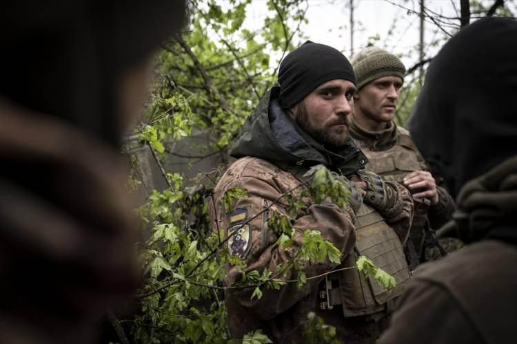 <p>Rusya-Ukrayna Savaşı nedeniyle Ukrayna'da sıcak çatışmaların sürdüğü Donetsk bölgesinde her iki ordunun askerleri ağır silahlar kullanıyor.</p>
