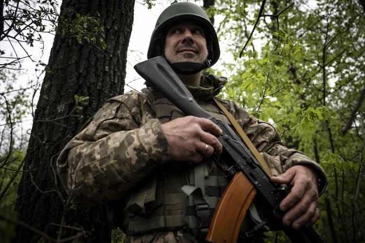 <p>Ukrayna genelinde en sıcak savaş faaliyetlerinin devam ettiği bu bölgedeki cephe hattında konuşlu Ukrayna ordusunun bataryaları gece ve gündüz atışlar gerçekleştiriyor.</p>