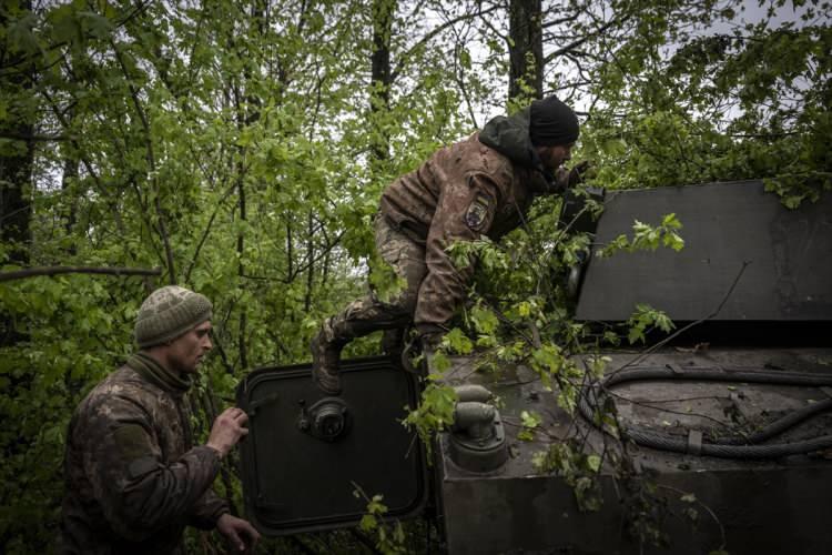 <p>Rus güçlerinin artık Avdiyivka'yı ele geçirmesinin mümkün olmadığını savunan Topor, "Biz sadece savunma hattını tutmuyoruz, etkili bir şekilde ilerliyoruz. Bu yüzden de düşmanın şehri (Avdiyivka) tamamen kuşatma veya ele geçirme şansı kesinlikle yok. Şehir için böyle bir tehdit yok." ifadesini kullandı.</p>